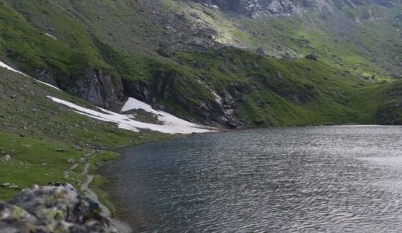 La Bâlea Lac sunt 16 grade. Turiștii se bucură de răcoare și se joacă în zăpadă 18850562