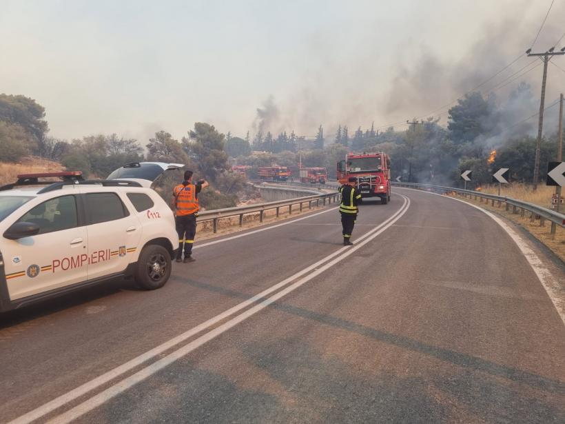 Pompierii români, misiune dificilă în Grecia. Salvatorii intervin pentru stingerea incendiului uriaș de lângă Atena 