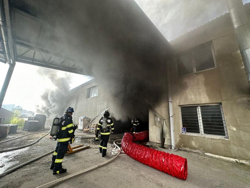 Incendiu violent, cu victime, la o hală de depozitare calculatoare din Mureș. A fost transmis mesaj Ro-Alert