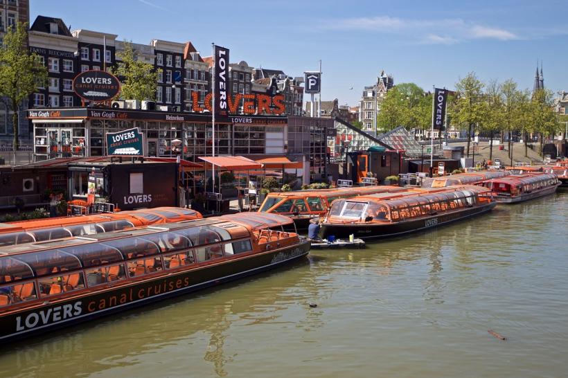 Amsterdam interzice accesul navelor de croazieră pentru a limita poluarea și numărul de vizitatori