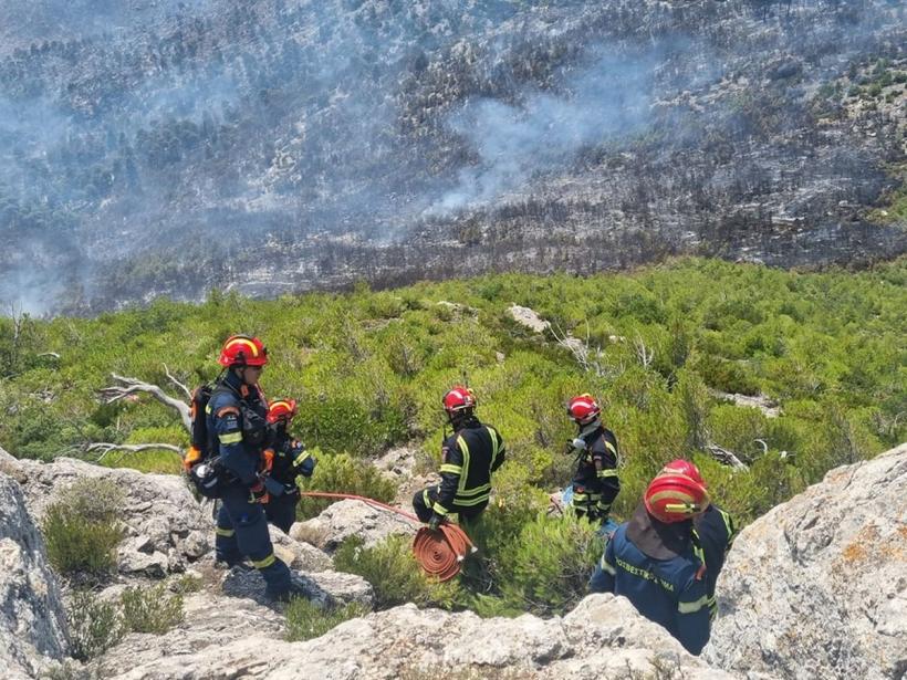 Aproximativ 80 de pompieri români au intervenit, joi, pentru stingerea incendiilor în zone din N-V Atenei