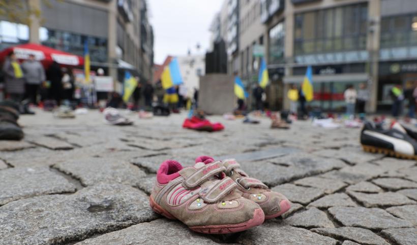 Tragedia din Ucraina. Familii destrămate de război. Femeile și copiii au fugit din țară, bărbații mor pe front