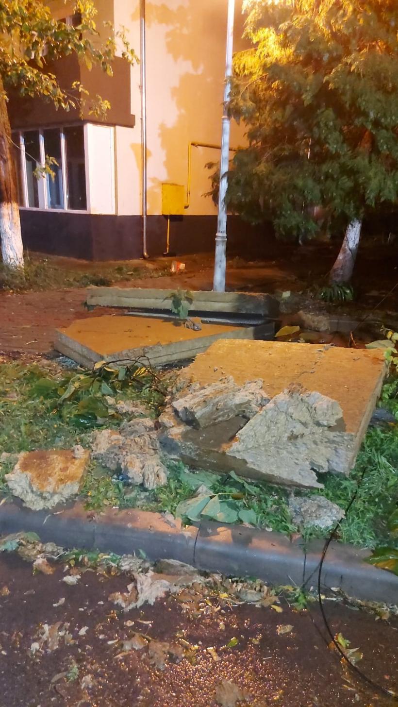 Codul Roșu a făcut prăpăd în România! Doi oameni prinși sub acoperiș, alți doi, salvați din Dunăre.  18851089