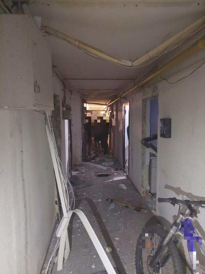Explozie puternică într-un bloc de garsoniere din Zărnești. Mai multe persoane au ajuns la spital
