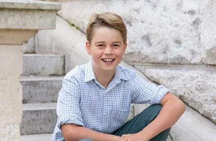 O nouă fotografie cu prințul George zâmbitor a fost publicată la împlinirea a 10 ani