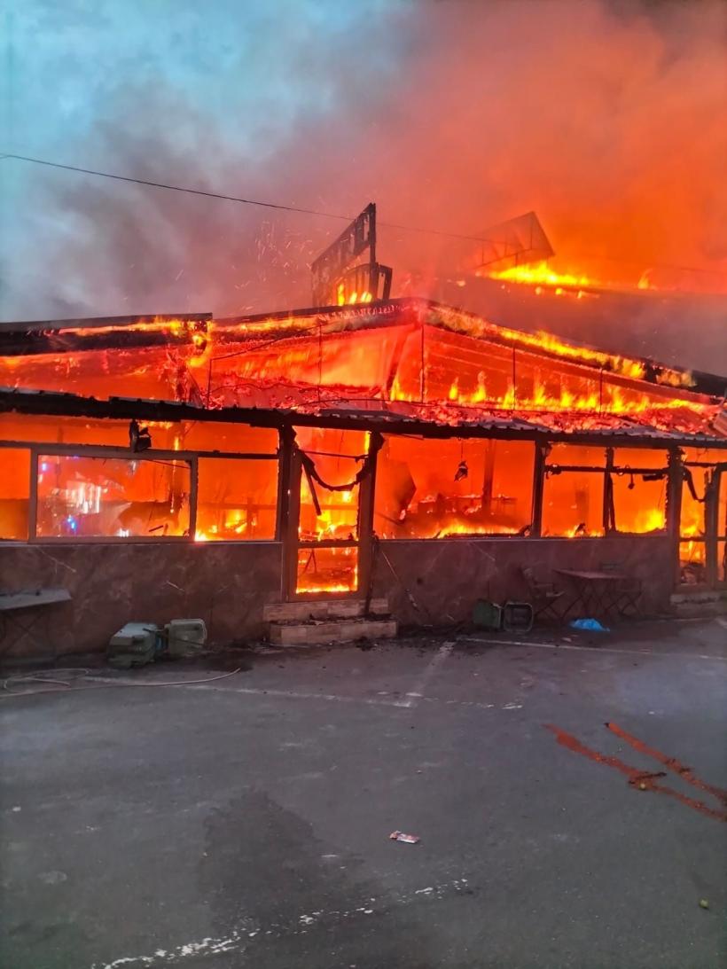 Un motel și un restaurant din Băile Herculane s-au făcut scrum, în urma unui incendiu