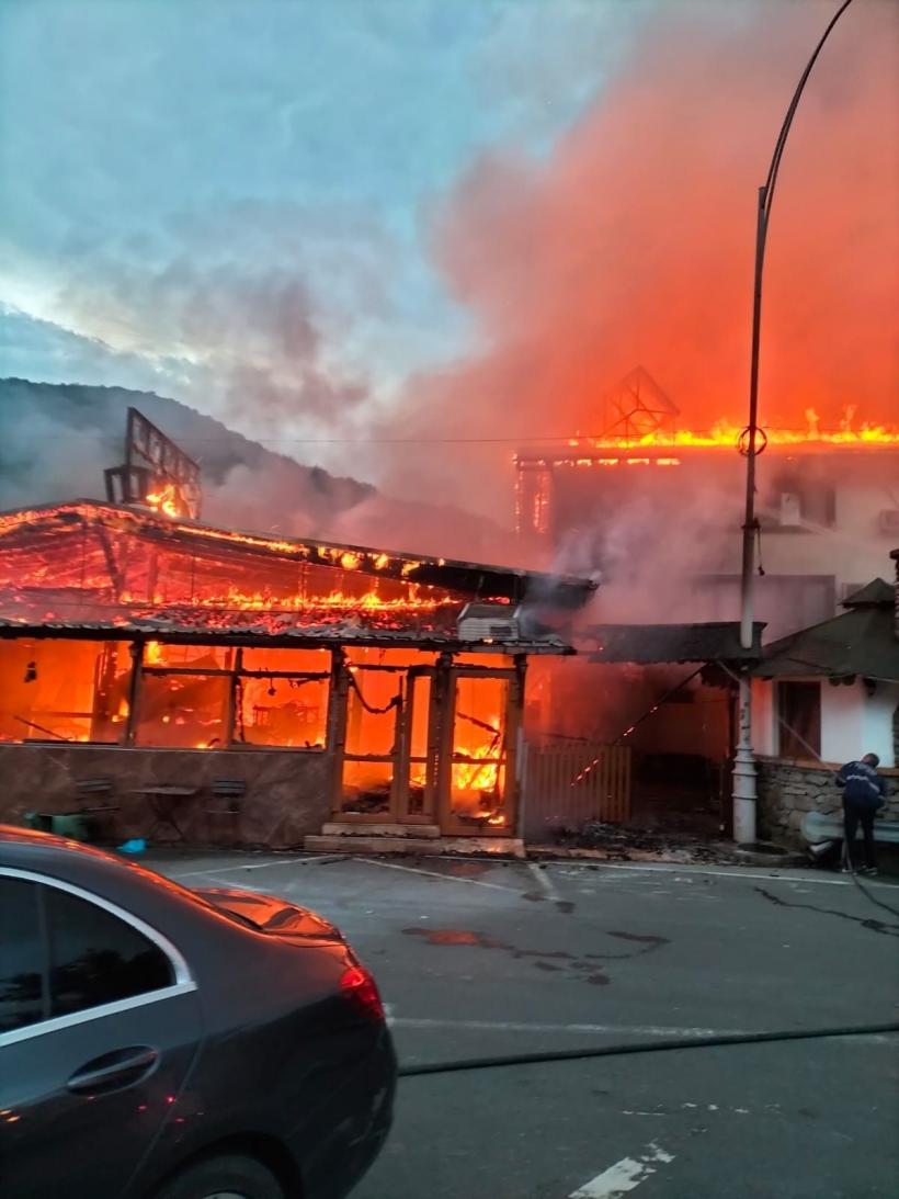 Un motel și un restaurant din Băile Herculane s-au făcut scrum, în urma unui incendiu 18851106