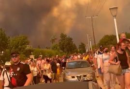 Incendiu violent în insula Rodos. Peste 2000 de localnici și turiști au fost evacuați