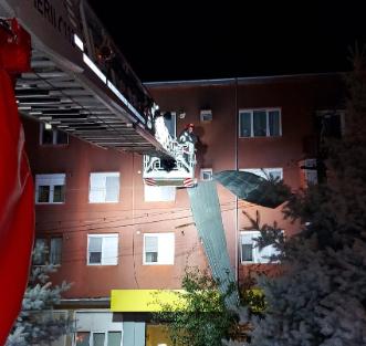  15 copaci rupți de vijelie la Hunedoara. Mii de oameni au rămas fără curent electric 18851092