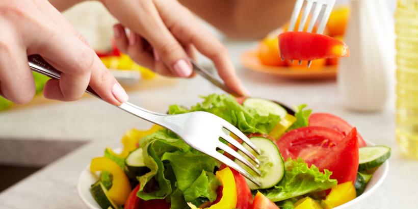5 categorii de alimente care trebuie evitate în zilele caniculare
