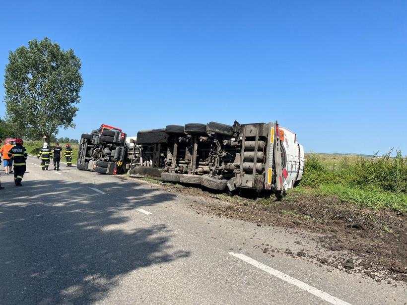 La un pas de tragedie! O cisternă încărcată cu 17 tone de motorină s-a răsturnat în Sibiu