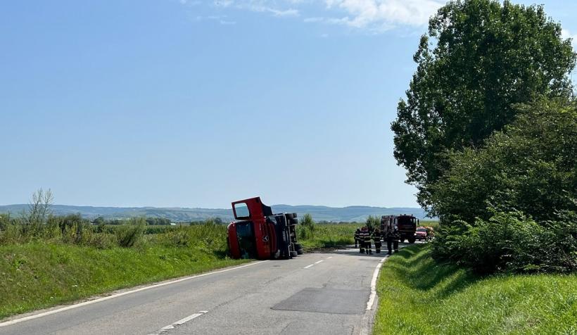 La un pas de tragedie! O cisternă încărcată cu 17 tone de motorină s-a răsturnat în Sibiu 18851338