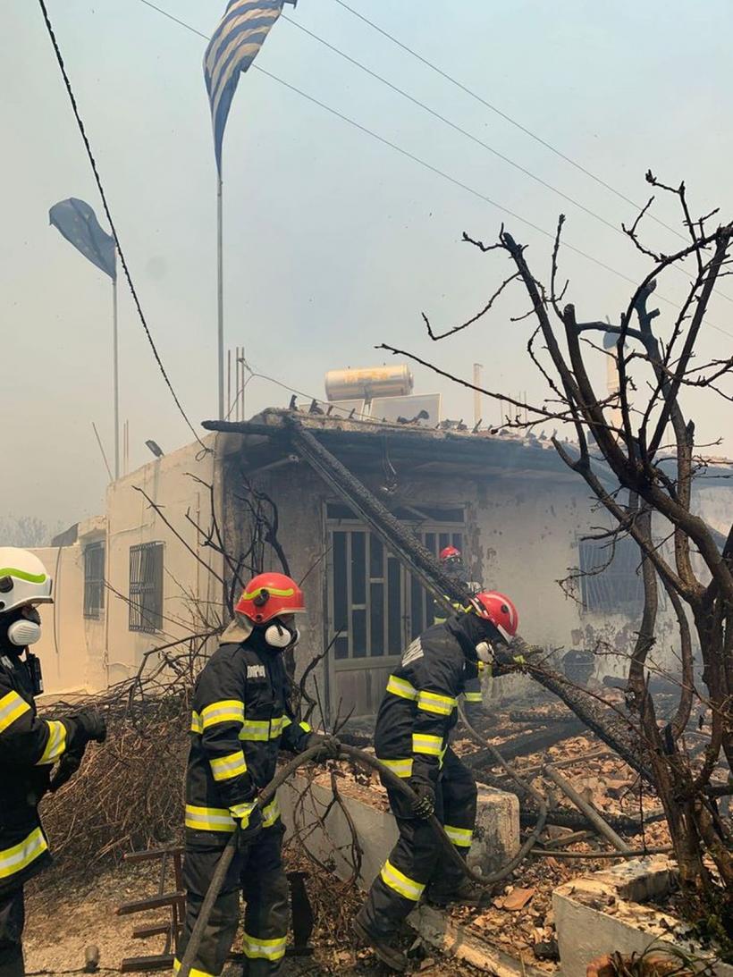 Pompierii români intervin pentru stingerea incendiilor în sud-estul insulei Rodos