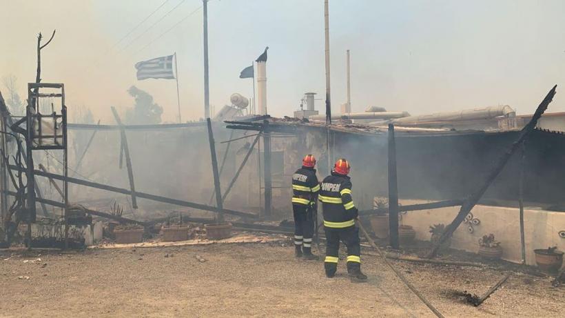 Pompierii români intervin pentru stingerea incendiilor în sud-estul insulei Rodos 18851361