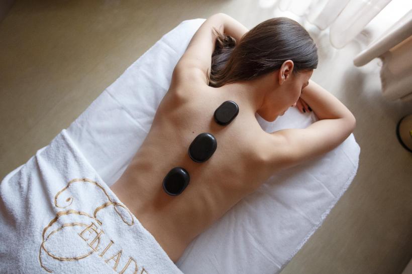 Răsfaţă-ţi simţurile şi descoperă beneficiile masajului cu pietre vulcanice