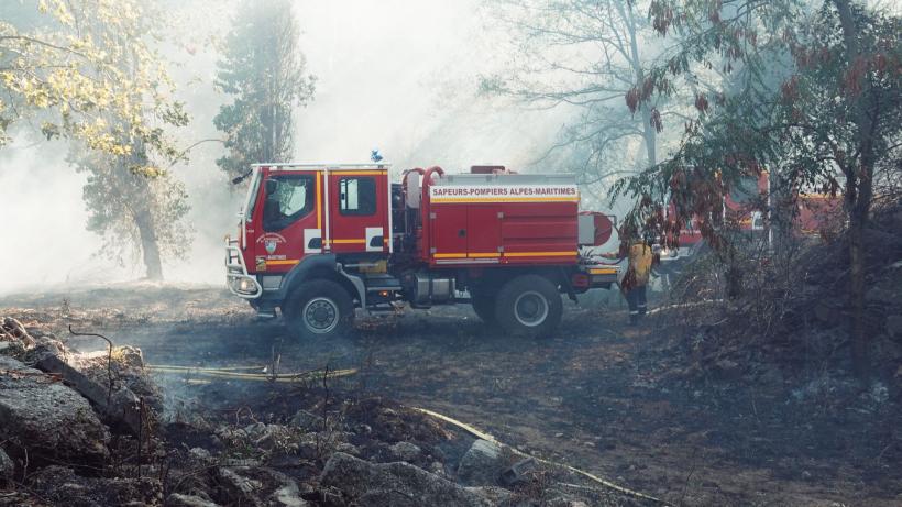 Incendiu violent în apropiere de aeroportul din Nisa 18851623