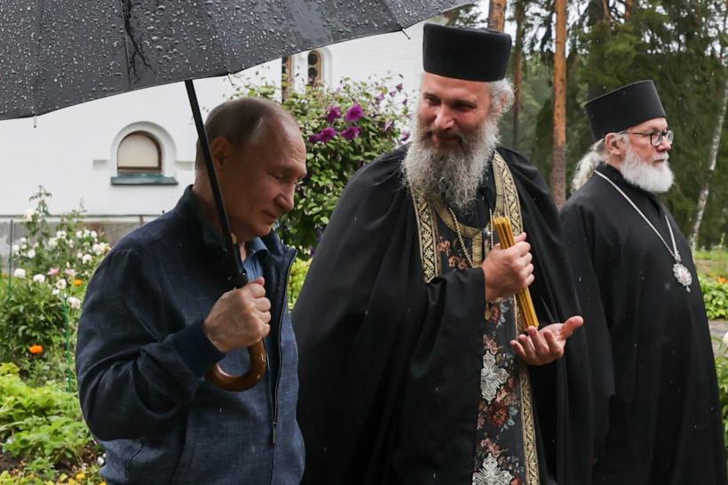 Putin, cu servieta nucleară la o mănăstire din Rusia 18851512