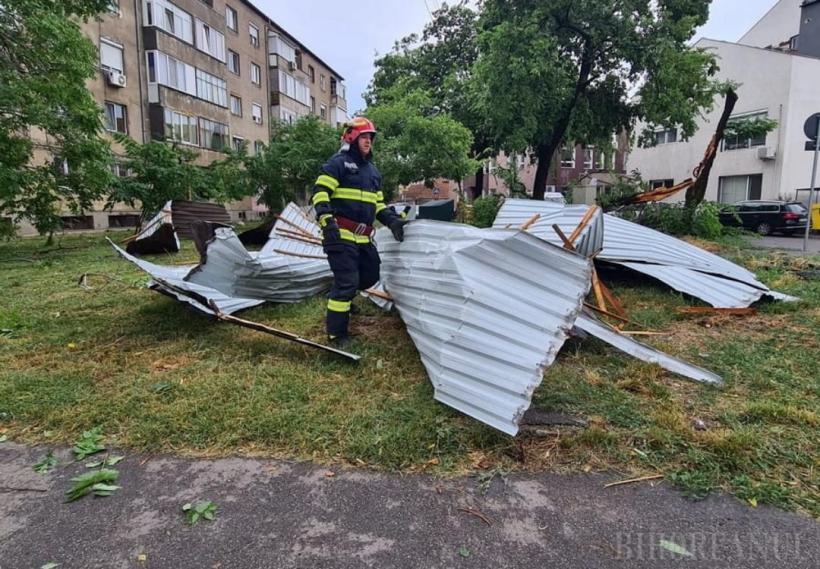 Oradea, devastată de furtună: Acoperișul Bibliotecii Universității a fost distrus, copacii au fost smulși din rădăcini, iar 16 mașini parcate în Aeroport au fost făcute praf