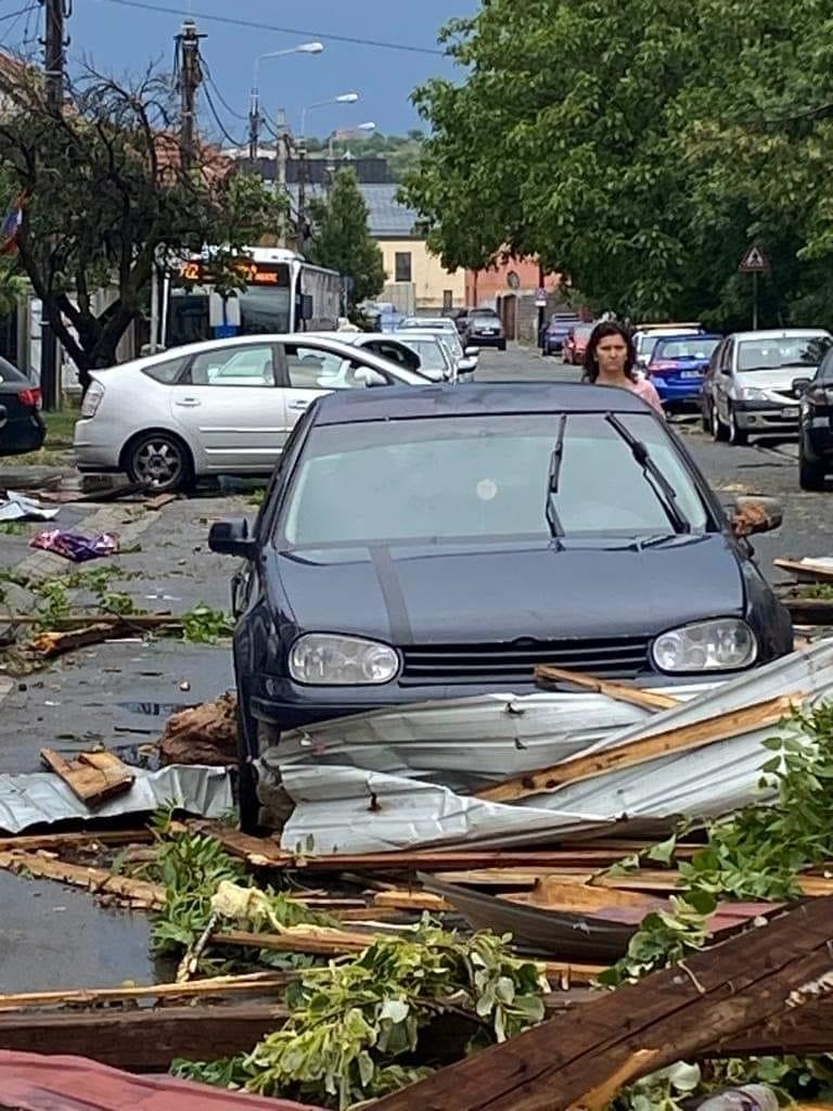 Oradea, devastată de furtună: Acoperișul Bibliotecii Universității a fost distrus, copacii au fost smulși din rădăcini, iar 16 mașini parcate în Aeroport au fost făcute praf 18851614