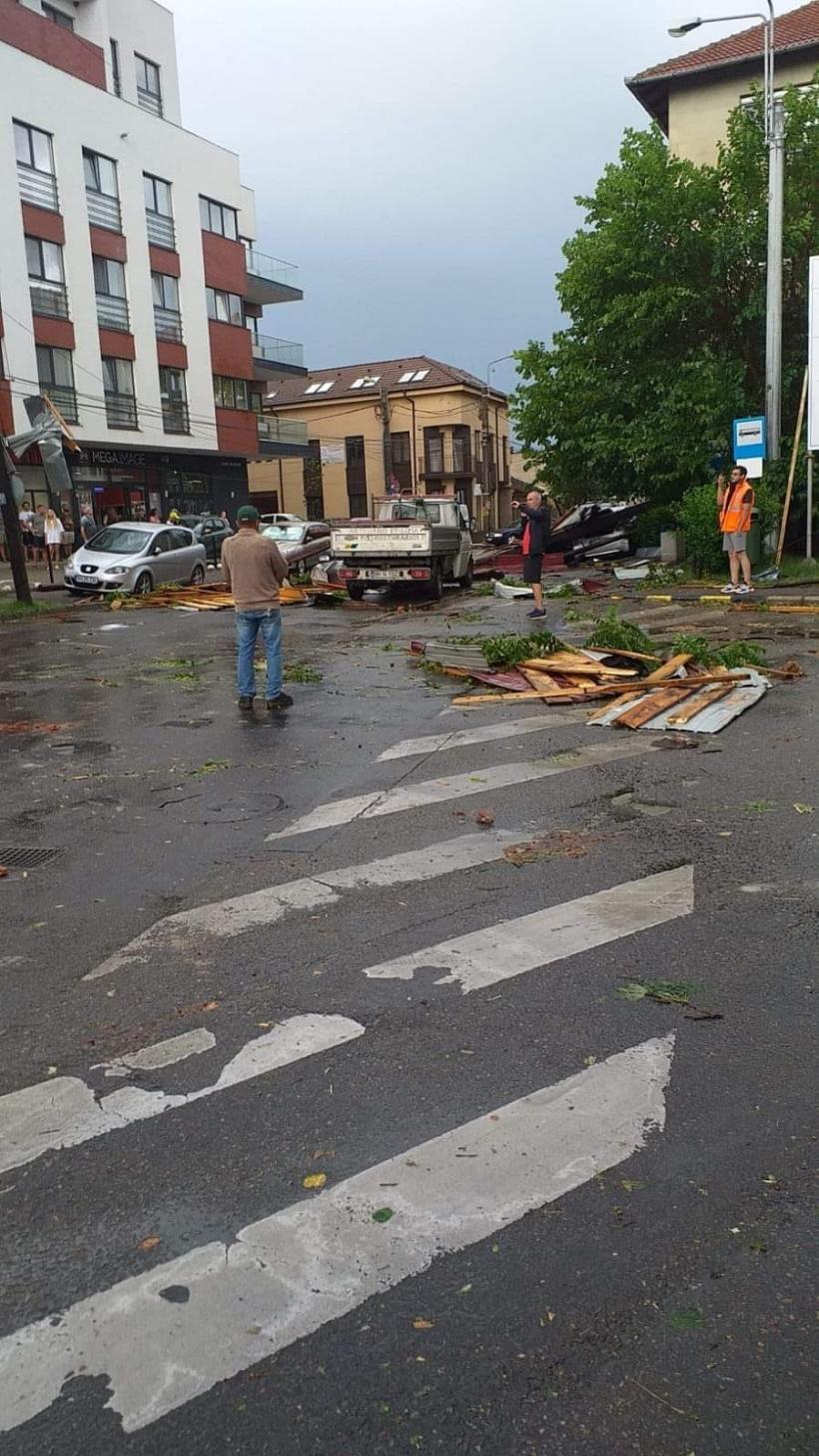 Oradea, devastată de furtună: Acoperișul Bibliotecii Universității a fost distrus, copacii au fost smulși din rădăcini, iar 16 mașini parcate în Aeroport au fost făcute praf 18851616