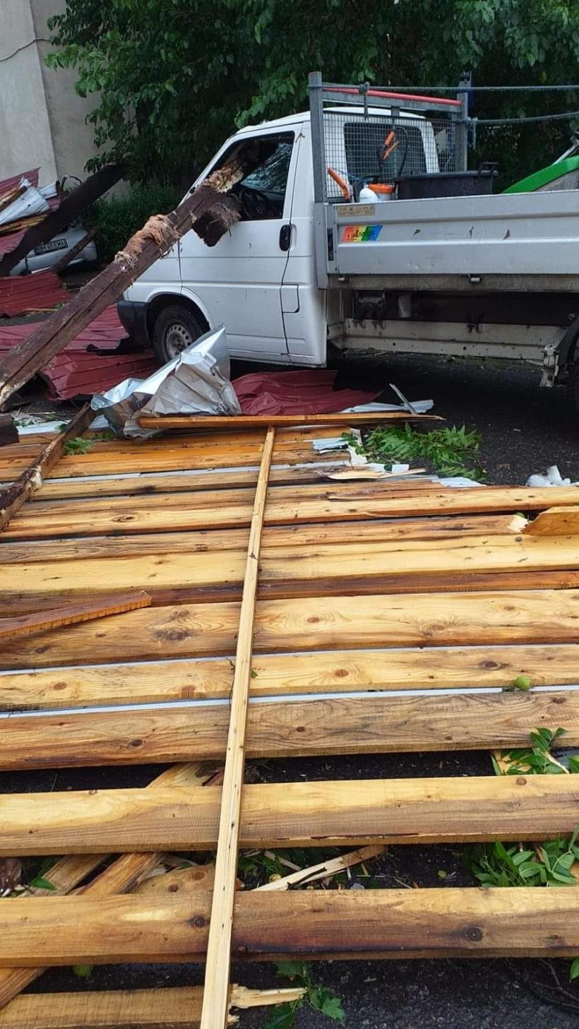 Oradea, devastată de furtună: Acoperișul Bibliotecii Universității a fost distrus, copacii au fost smulși din rădăcini, iar 16 mașini parcate în Aeroport au fost făcute praf 18851617