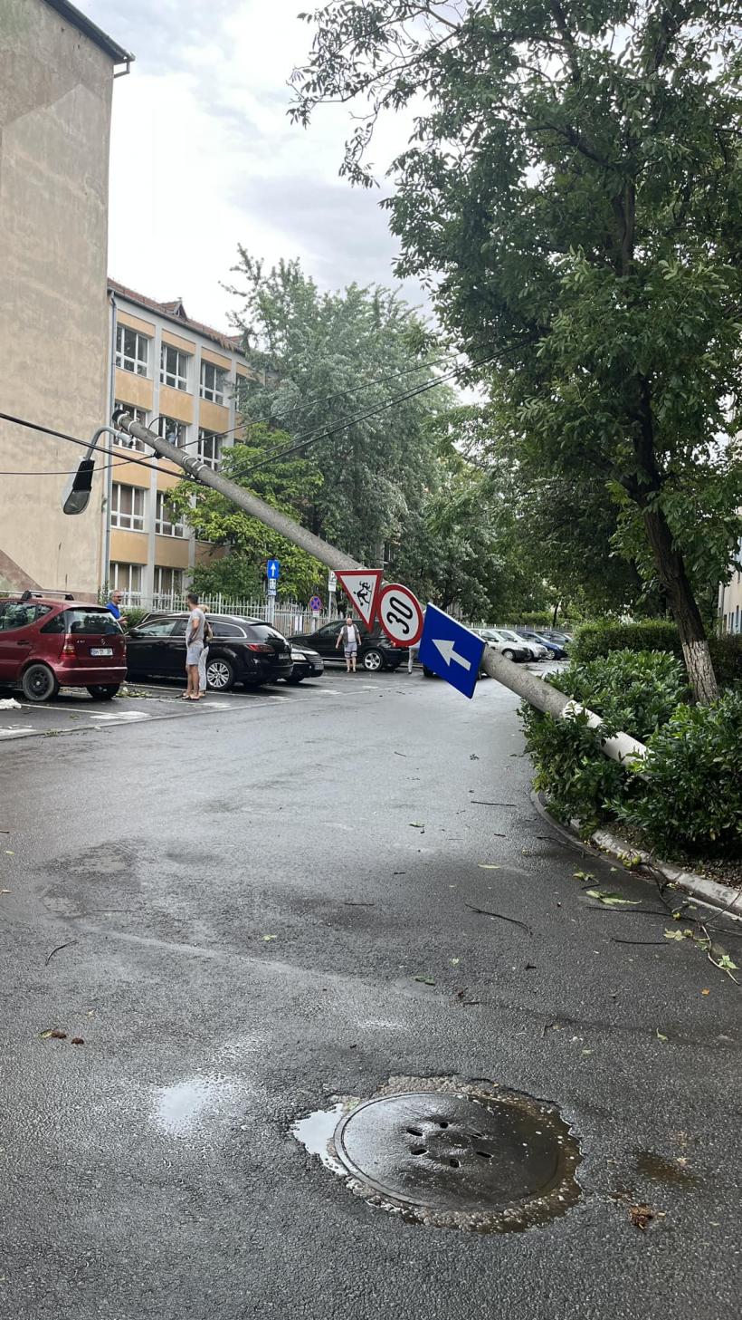 Oradea, devastată de furtună: Acoperișul Bibliotecii Universității a fost distrus, copacii au fost smulși din rădăcini, iar 16 mașini parcate în Aeroport au fost făcute praf 18851620
