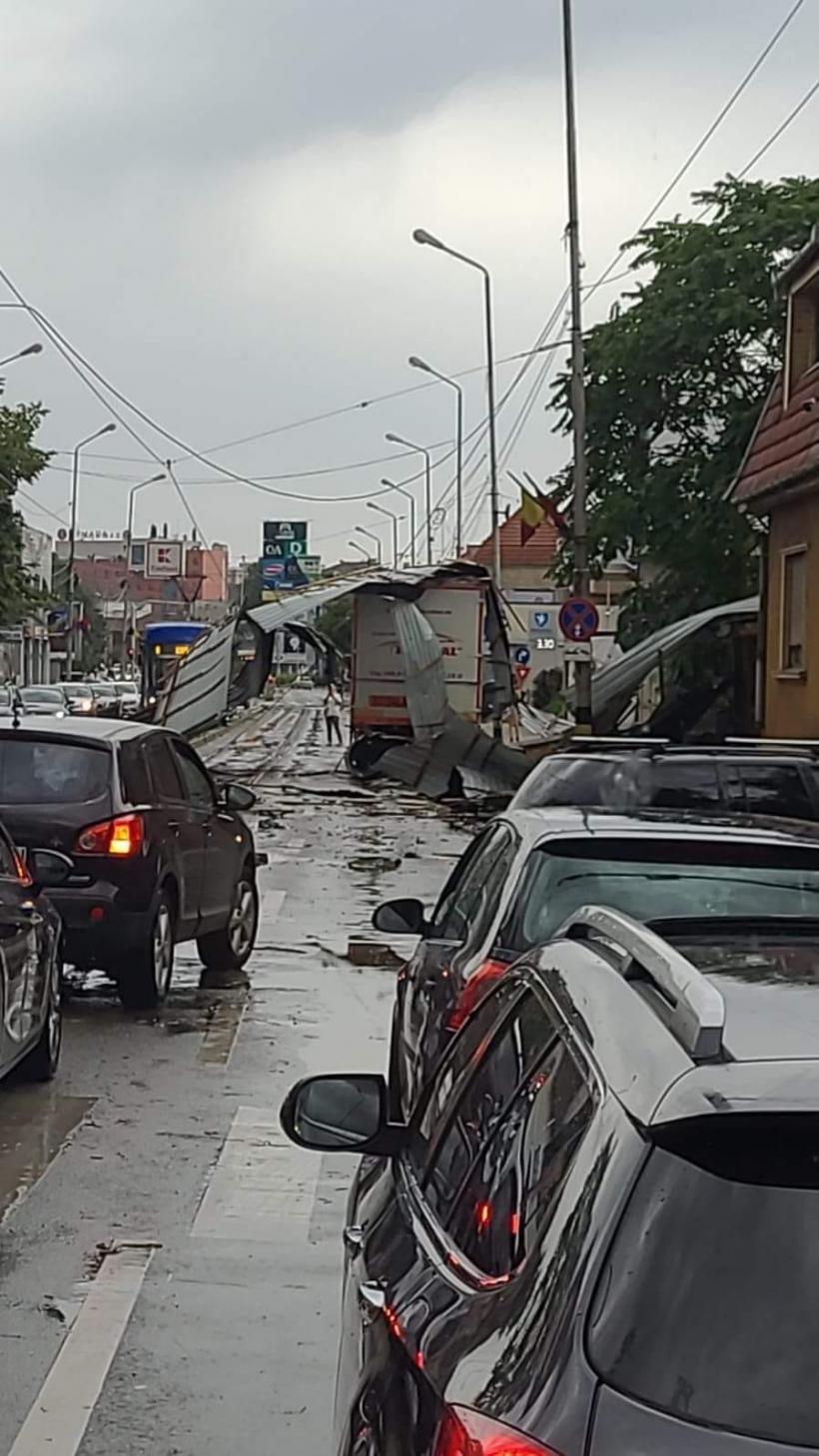 Oradea, devastată de furtună: Acoperișul Bibliotecii Universității a fost distrus, copacii au fost smulși din rădăcini, iar 16 mașini parcate în Aeroport au fost făcute praf 18851621