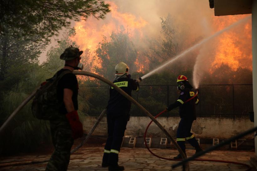 Pompierii români intervin pentru stingerea incendiilor în zona localității Platania