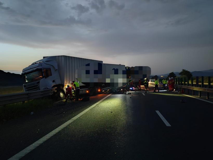 Accident înfiorător între două TIR-uri pe A1, la Sibiu. Un șofer în vârstă de 23 de ani a murit