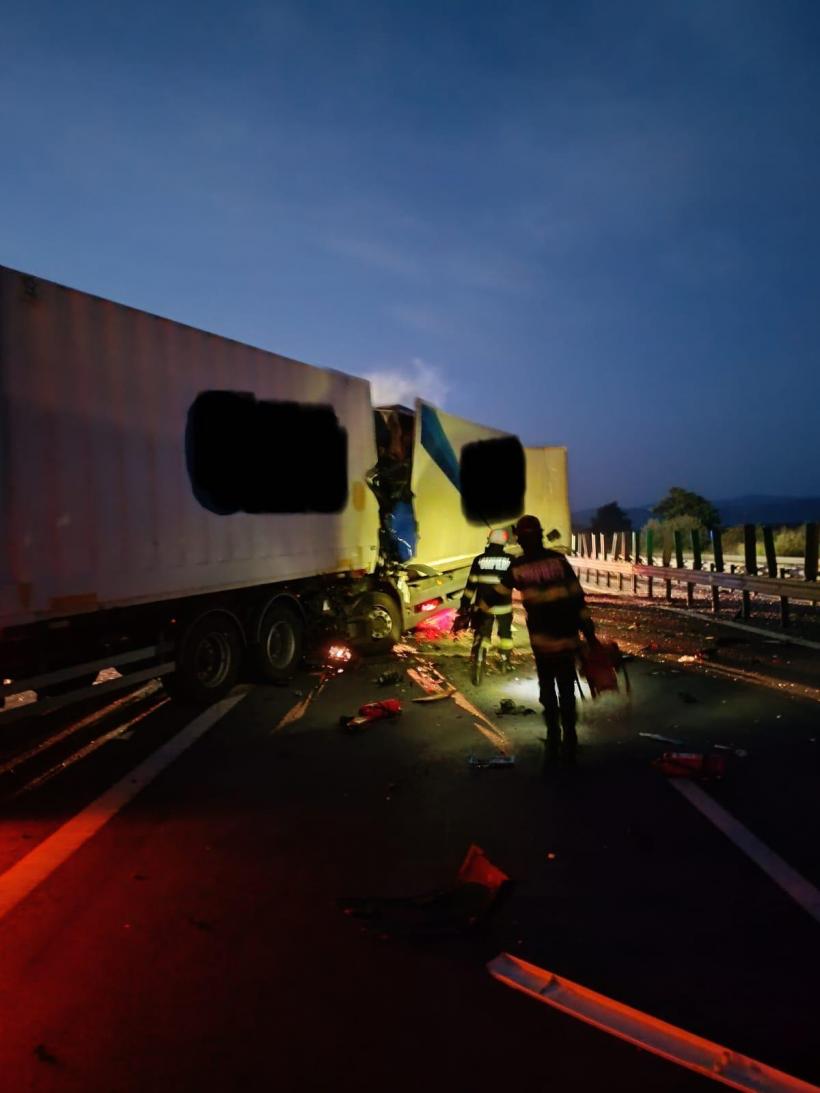 Accident înfiorător între două TIR-uri pe A1, la Sibiu. Un șofer în vârstă de 23 de ani a murit 18851471