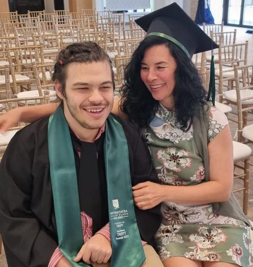 Povestea uimitoare a tânărului care și-a luat licența în Drept cu nota 10. Carol nu-și poate folosi membrele: "N-am avut de ales" 18851705