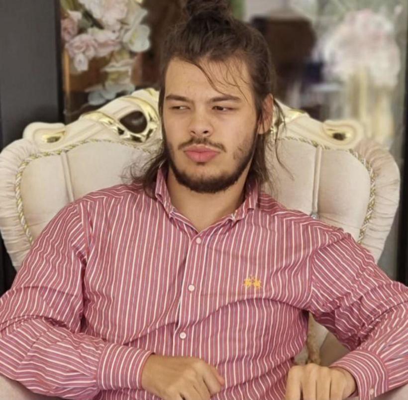 Povestea uimitoare a tânărului care și-a luat licența în Drept cu nota 10. Carol nu-și poate folosi membrele: "N-am avut de ales" 18851706