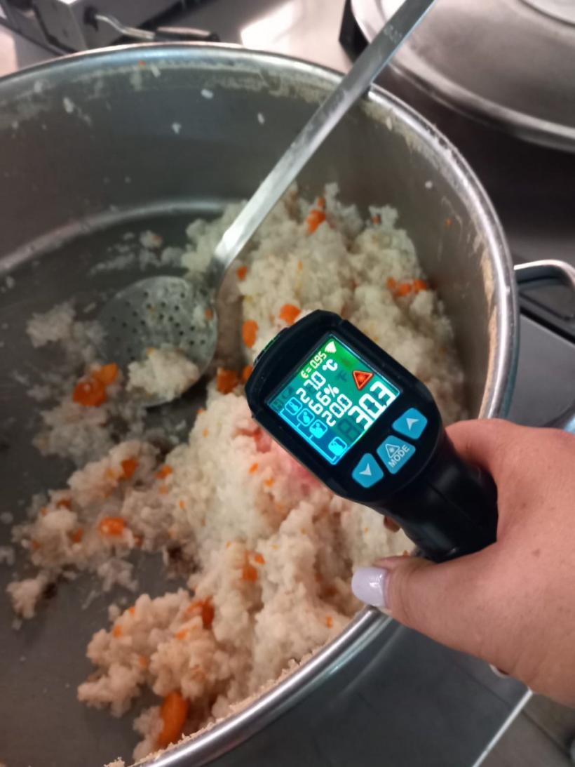 Rugină, mizerie, fructe stricate la o firmă de catering din Constanța care asigura mâncarea pacienților din spitale 18851684