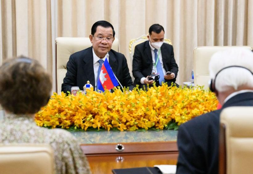 Schimbare de premier în Cambodgia: pleacă tatăl, vine fiul