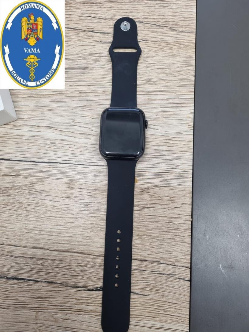 Ceasuri smart, de peste 1,2 milioane lei, găsite în Vama Constanța 18851928