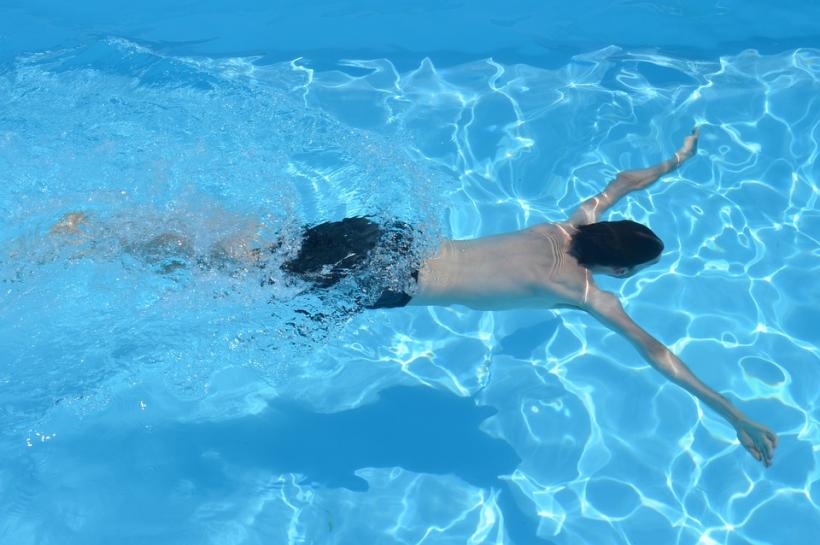 Valul de căldură a ajuns atât de puternic în California, încât un curier a sărit în piscina unui client
