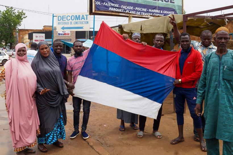 Rusia, la butoane! Ambasada Franței din Niger, atacată de către protestatari 18852283