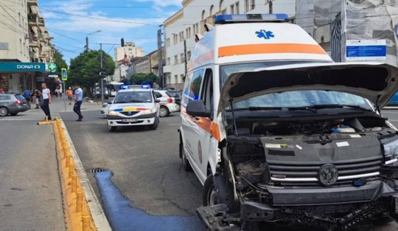 Accident în Târgu-Neamț. O ambulanță aflată în misiune a fost lovită. Șase persoane au fost rănite