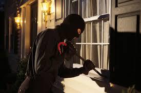 Atenție la furtul din locuințe. Semnul lăsat de hoți pe ușa de la intrarea în apartament