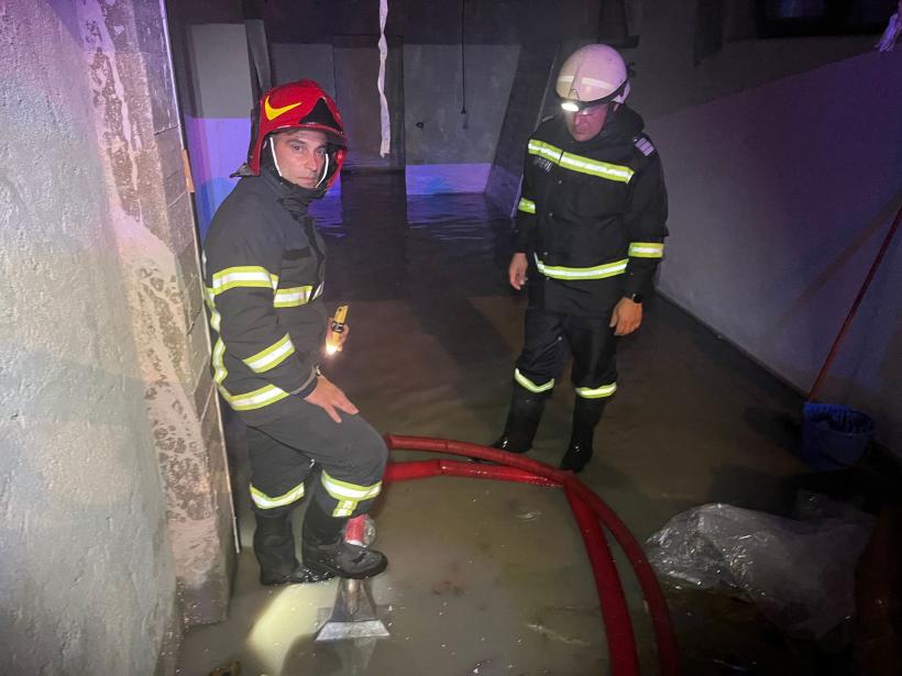Ploaia a făcut ravagii la Tulcea: Pompierii au salvat mai multe persoane aflate în mașini blocate de viitură 18852512