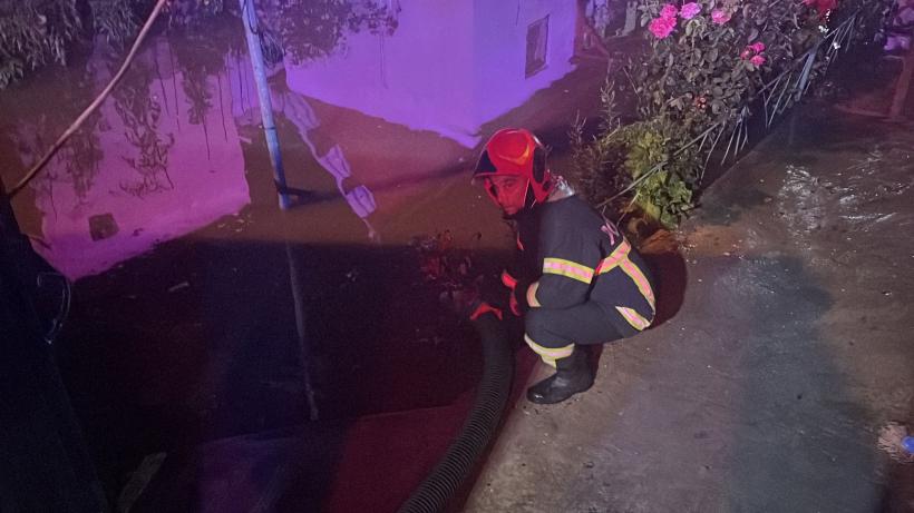Ploaia a făcut ravagii la Tulcea: Pompierii au salvat mai multe persoane aflate în mașini blocate de viitură 18852513