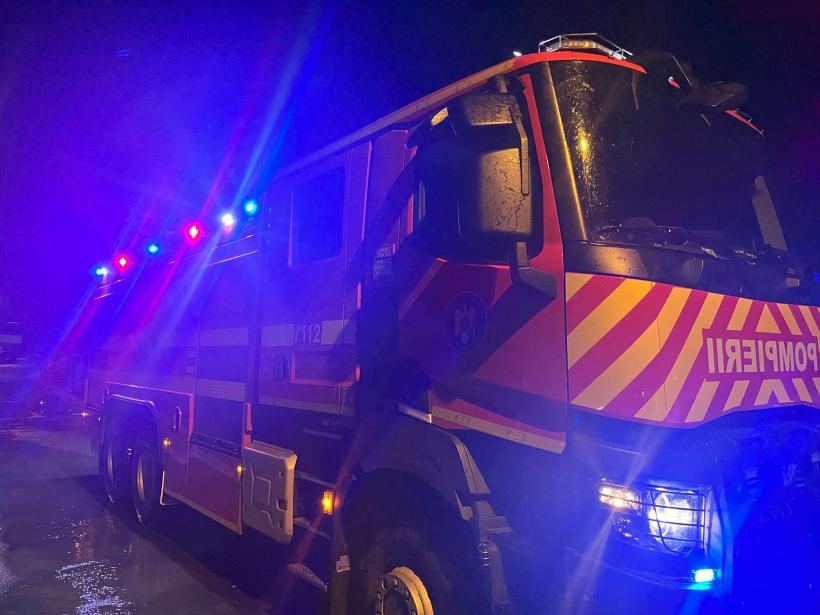 Ploaia a făcut ravagii la Tulcea: Pompierii au salvat mai multe persoane aflate în mașini blocate de viitură 18852514