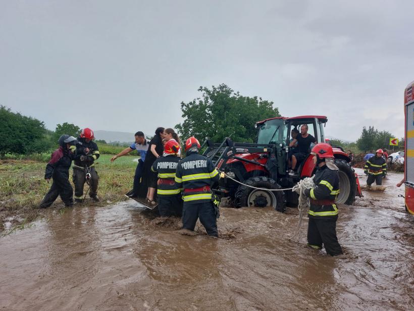 Ploaia a făcut ravagii la Tulcea: Pompierii au salvat mai multe persoane aflate în mașini blocate de viitură