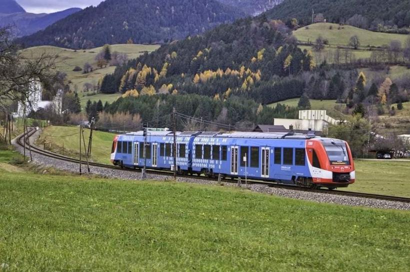 Două companii au depus o ofertă la licitația pentru primele trenuri pe hidrogen din România
