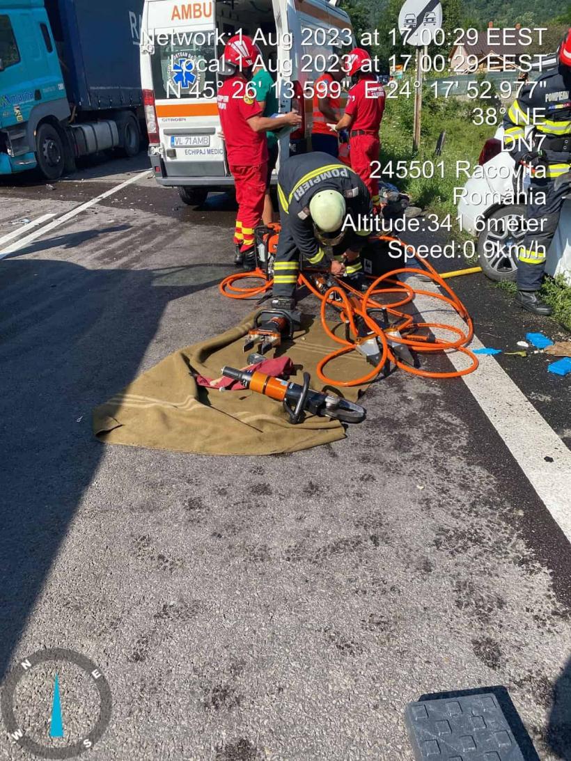 Accident grav pe Valea Oltului. O  mașină a lovit un TIR. Șoferul a murit pe loc 18852649