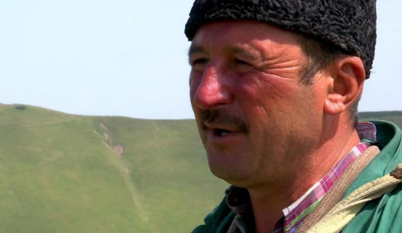 Ciobanul cu facultate de pe Transalpina: „Tot cu oile îmi place mai mult. Să dorm în cojoc, sub cerul liber” 18852564