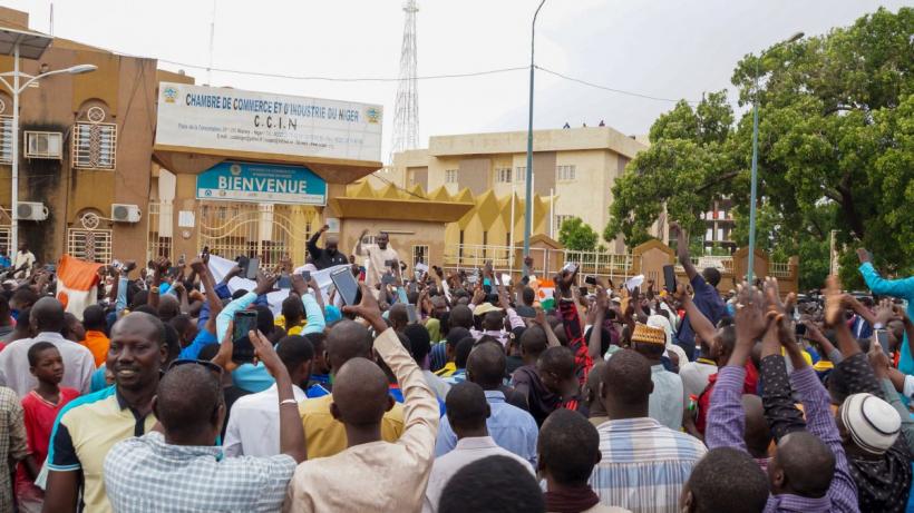 Franța începe evacuarea cetățenilor europeni din Niger