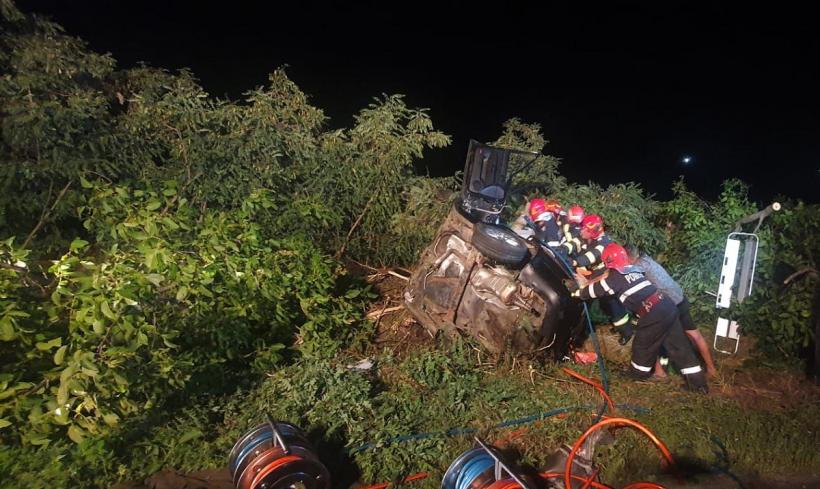 Accident grav în Neamț: Doi tineri au murit, după ce mașina în care se aflau s-a lovit de un copac