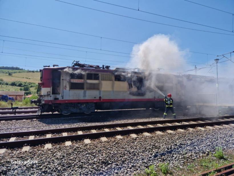 Locomotivă în flăcări în gara Dumbrăveni