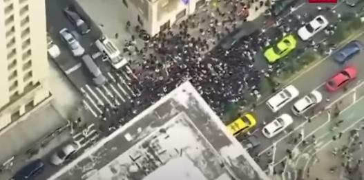 Influencer arestat pentru incitare la revoltă și violențe, la New York. Kai a promis că va dărui PlayStation 5 gratis 18853246